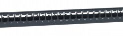 Metallinen, musta 1U-kokoinen liitinpaneeli, jossa 24 suojattua RJ45-porttia. Schneider Electric -logolla varustettu etunä...