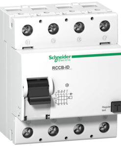 Valkoinen nelipolkkinen Schneider Electric -vikavirtakytkin, jossa vihreä logo, musta vipukytkin ja teknisiä merkintöjä.
